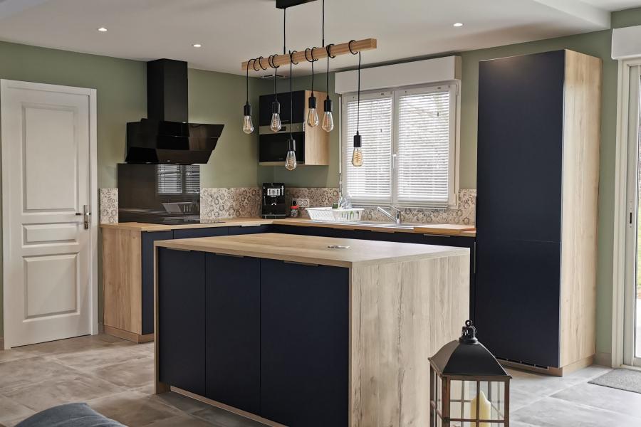 Cuisine bleu nocturne et bois, une cuisine réalisée par SoCoo'c Châteauroux
