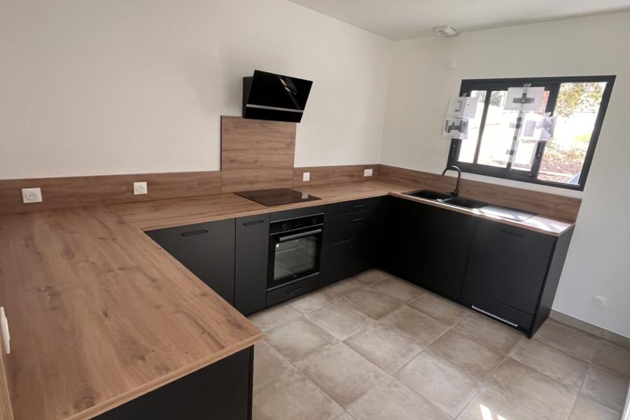 La cuisine noire et bois de Mme & Mr. B, une cuisine réalisée par SoCoo'c Montélimar