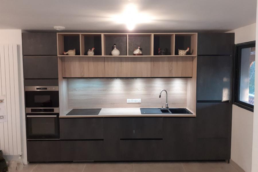 La cuisine grise et bois moderne de M. B, une cuisine réalisée par SoCoo'c Montélimar