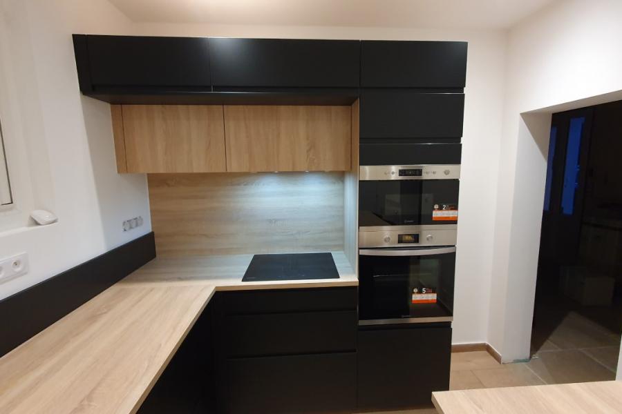 La cuisine noire et bois moderne de Mme F., une cuisine réalisée par SoCoo'c Montélimar