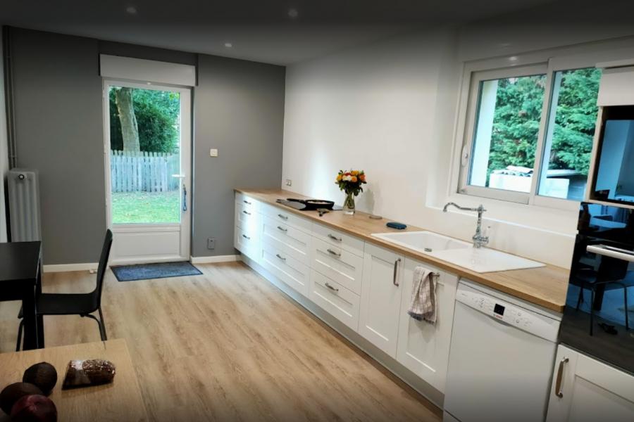 Nouvelle rénovation blanc et bois !, une cuisine réalisée par SoCoo'c Saumur