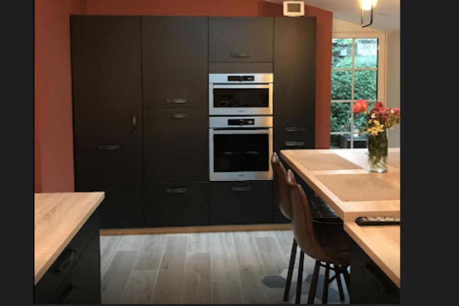   Super cuisine noir et bois chez Stéphanie !, une cuisine réalisée par SoCoo'c Saumur