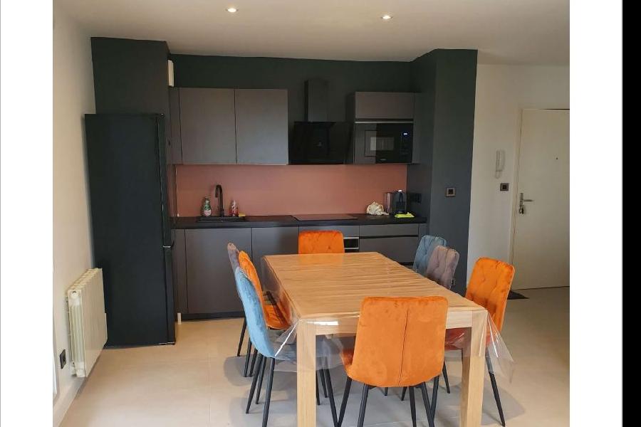 Cuisine noire avec coin repas, une cuisine réalisée par SoCoo'c Villefranche