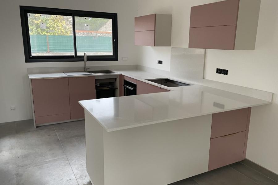 Cuisine rose pastel et blanche , une cuisine réalisée par SoCoo'c Colomiers