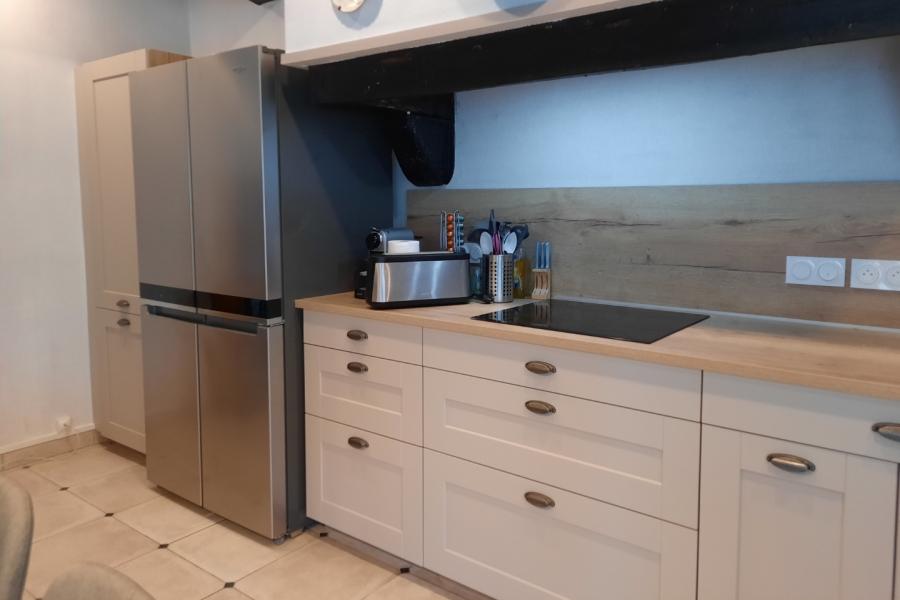 Cuisine beige et bois maison de famille, une cuisine réalisée par SoCoo'c Granville
