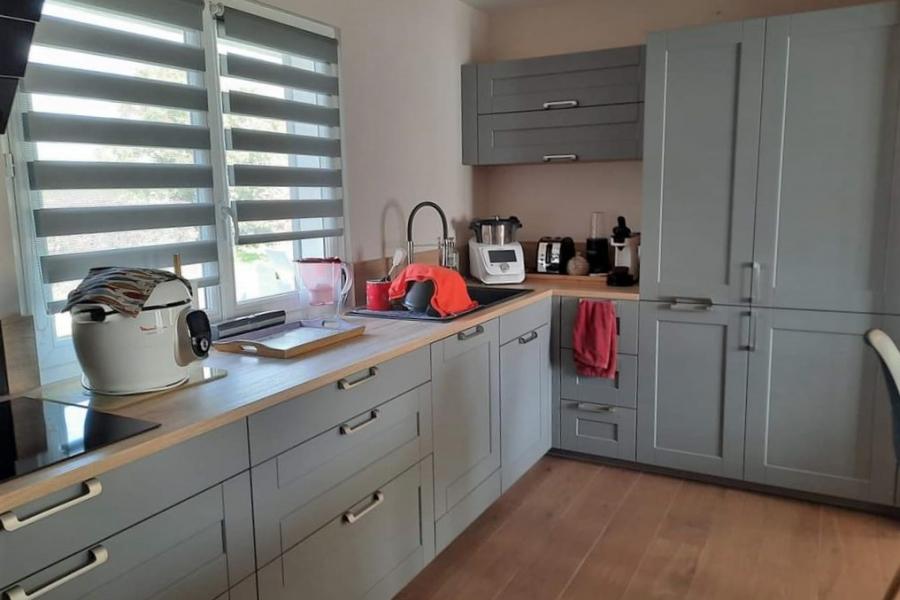 La cuisine grise et bois de Sylvie, une cuisine réalisée par SoCoo'c Valenciennes