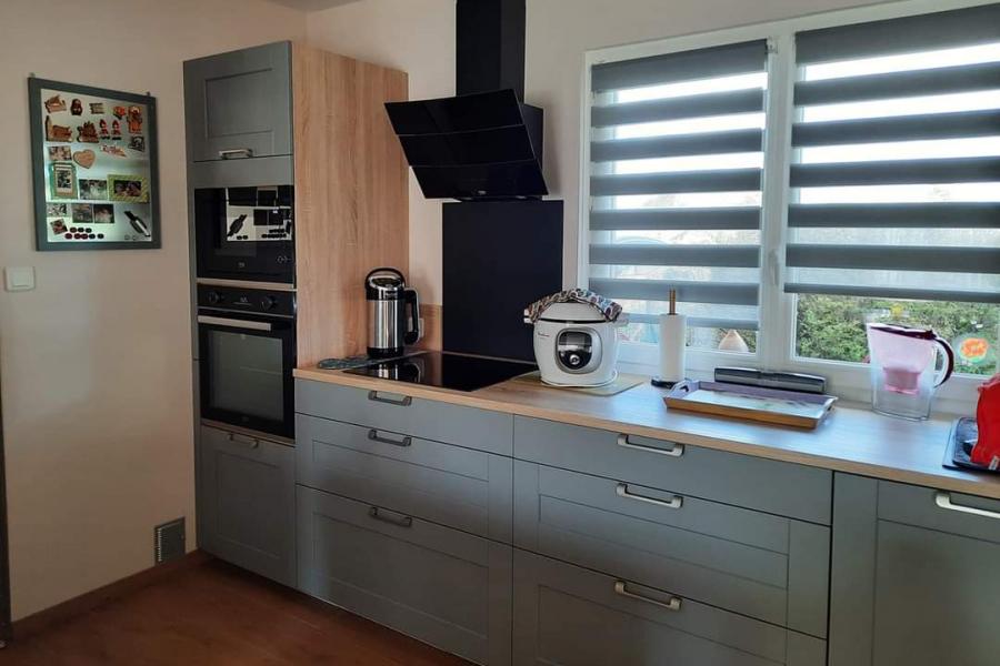 La cuisine grise et bois de Sylvie, une cuisine réalisée par SoCoo'c Valenciennes