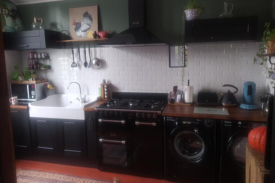 Cuisine noir et bois industrielle, une cuisine réalisée par SoCoo'c Mulsanne