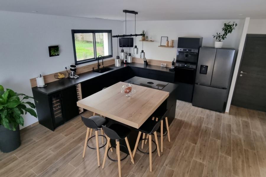 La cuisine noire et bois avec îlot de Nicolas , une cuisine réalisée par SoCoo'c La Rochelle