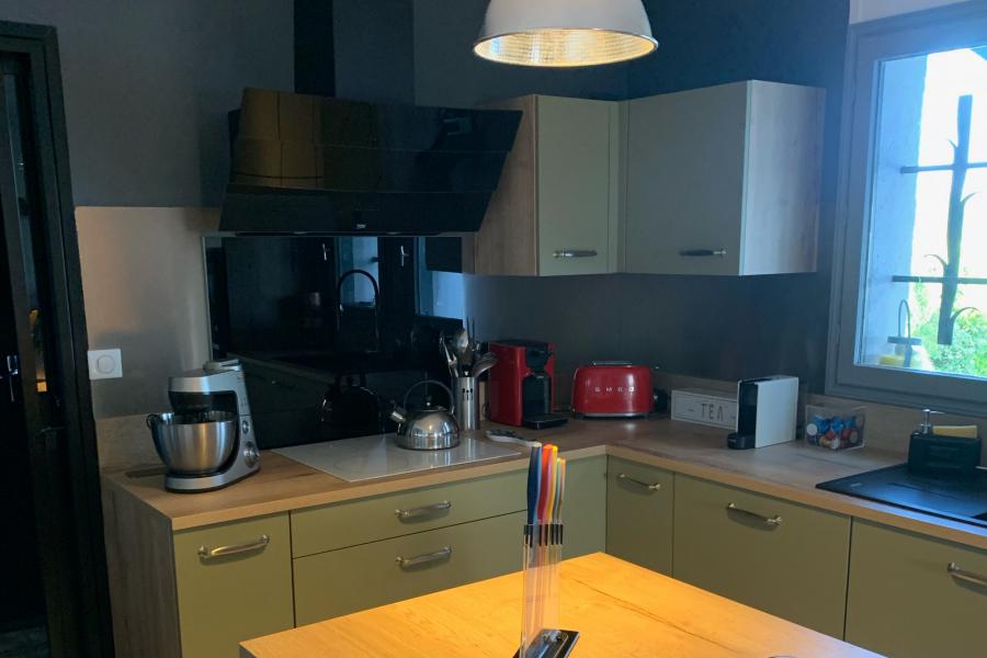 Cuisine vert provence et bois avec îlot, une cuisine réalisée par SoCoo'c Bergerac