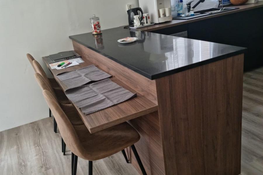 Cuisine noire et bois avec coin repas, une cuisine réalisée par SoCoo'c Dreux