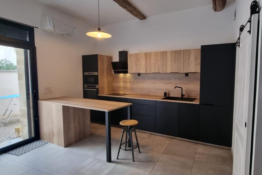 Cuisine noire et bois, une cuisine réalisée par SoCoo'c Nîmes