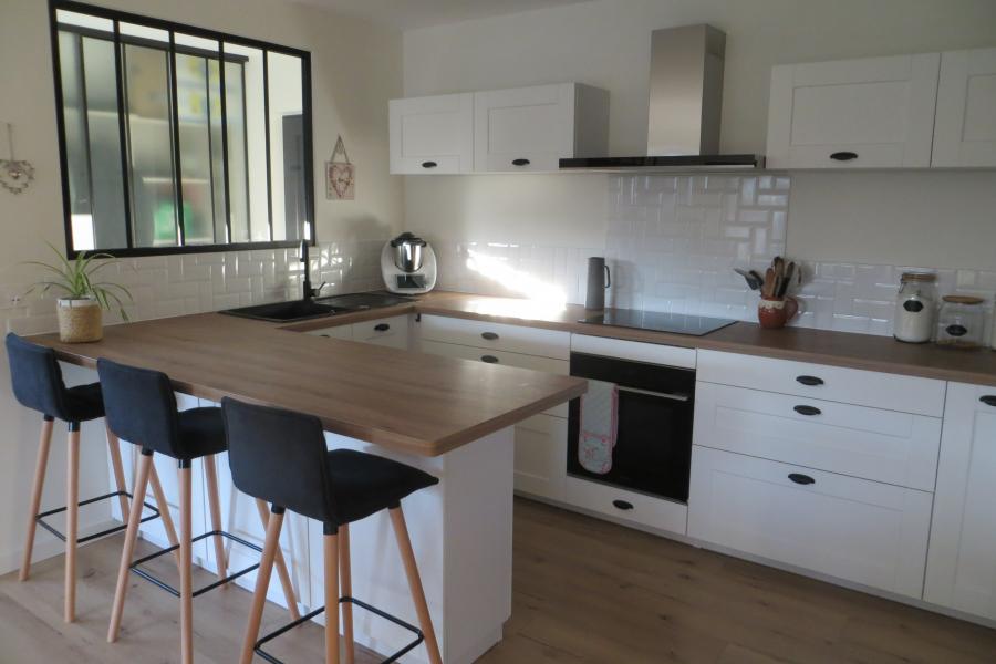 Cuisine blanche et bois campagne avec verrière, une cuisine réalisée par SoCoo'c Grenoble St Martin