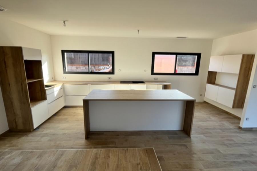 La grande cuisine blanche et bois de Mr B, une cuisine réalisée par SoCoo'c Colomiers