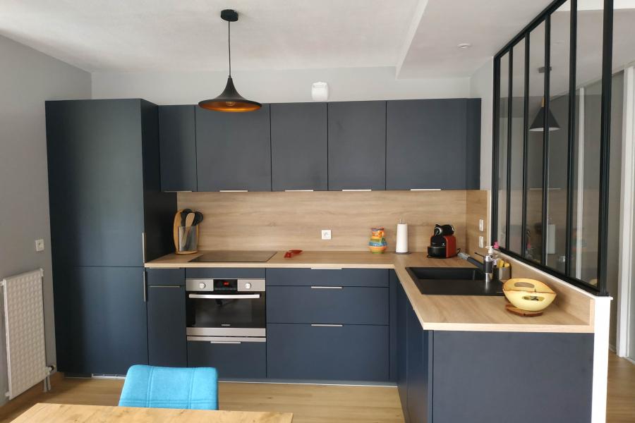 Cuisine bleue nocturne et bois avec verrière, une cuisine réalisée par SoCoo'c Lyon Limonest