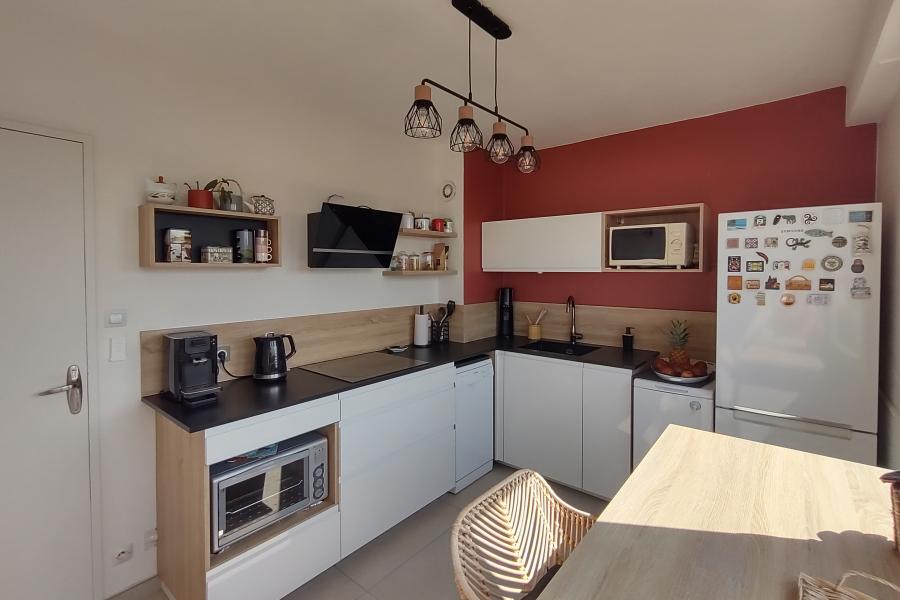 La cuisine blanche et bois avec coin repas de Mme L., une cuisine réalisée par SoCoo'c Villefranche