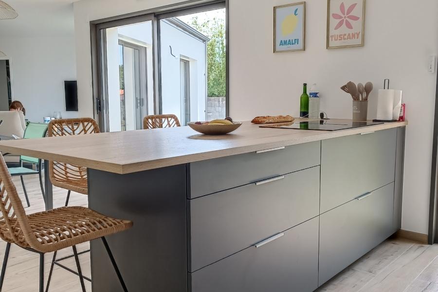 Cuisine grise et bois avec îlot, une cuisine réalisée par SoCoo'c Pornic