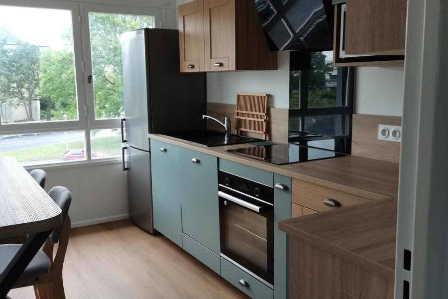 Cuisine vert pastel et bois , une cuisine réalisée par SoCoo'c Caen