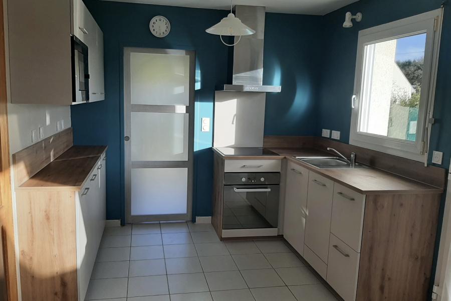 La cuisine beige et bois de Mme L., une cuisine réalisée par SoCoo'c Lannion