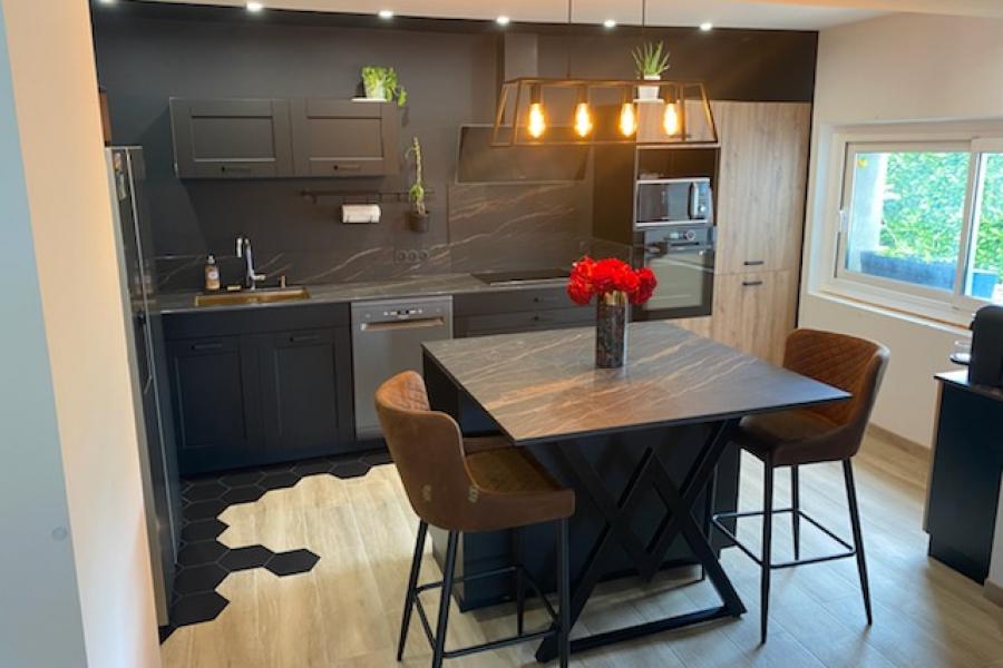 Cuisine noire et bois avec Laminam, une cuisine réalisée par SoCoo'c Tarbes