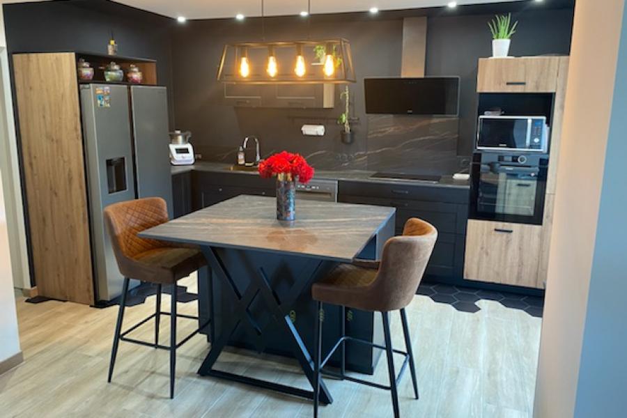 Cuisine noire et bois avec Laminam, une cuisine réalisée par SoCoo'c Tarbes