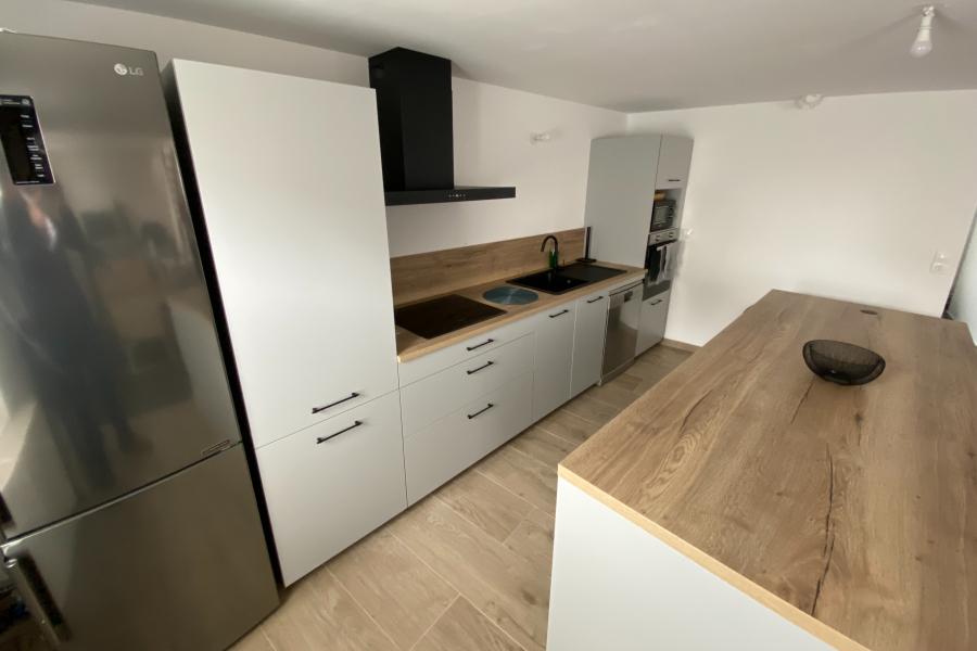 Cuisine bois et grise avec îlot, une cuisine réalisée par SoCoo'c Douai