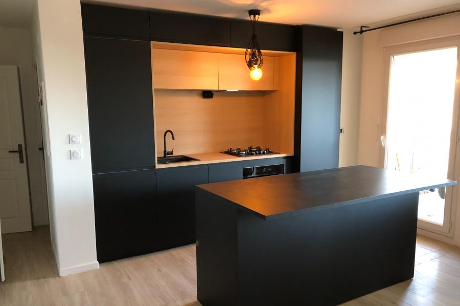 cuisine encadré noir et bois clair avec ilot central , une cuisine réalisée par SoCoo'c Nice