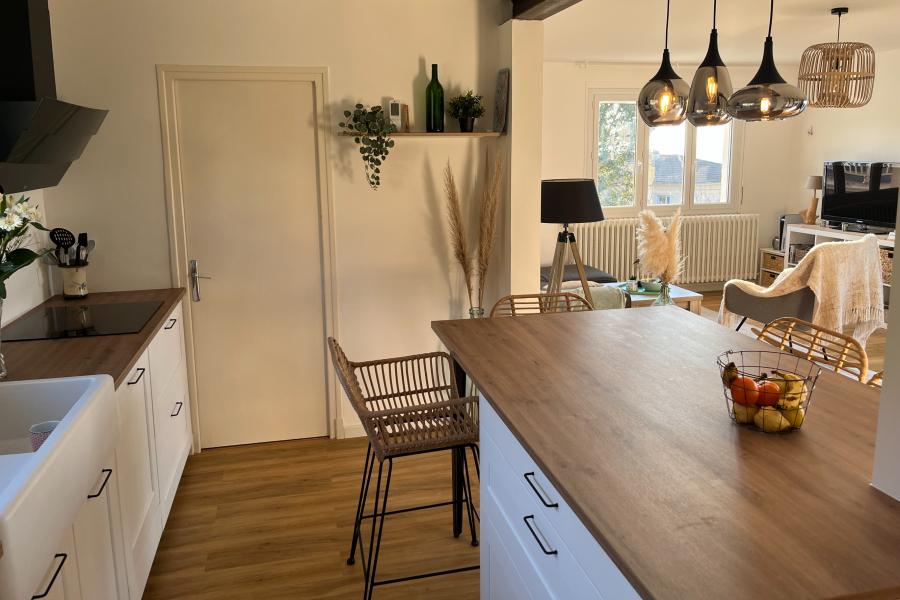 Cuisine blanche et bois chaleureuse , une cuisine réalisée par SoCoo'c Agen