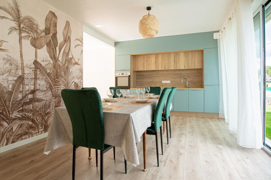 La cuisine vert pastel et bois de Mr et Mme C., une cuisine réalisée par SoCoo'c Vannes
