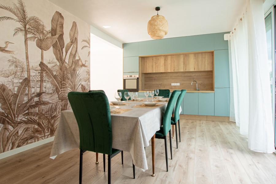 La cuisine vert pastel et bois de Mr et Mme C., une cuisine réalisée par SoCoo'c Lorient