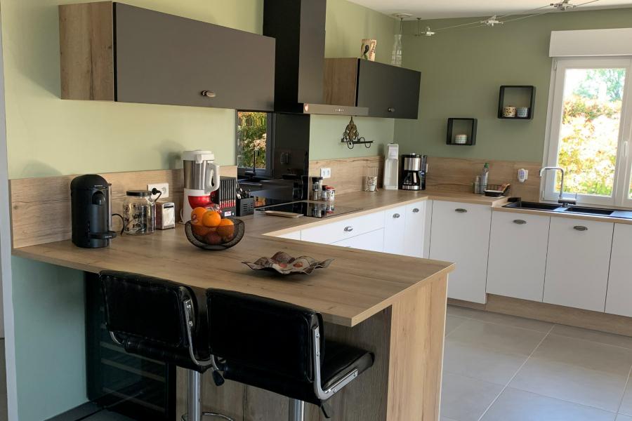La cuisine blanche, bois et noire de la famille M., une cuisine réalisée par SoCoo'c Pontarlier