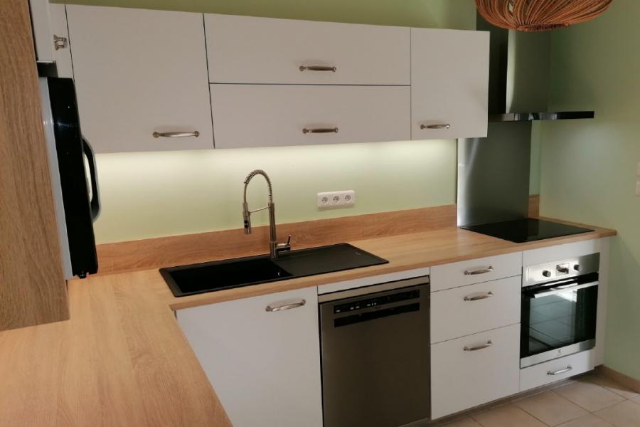 Une cuisine design blanche et bois , une cuisine réalisée par SoCoo'c Bourges