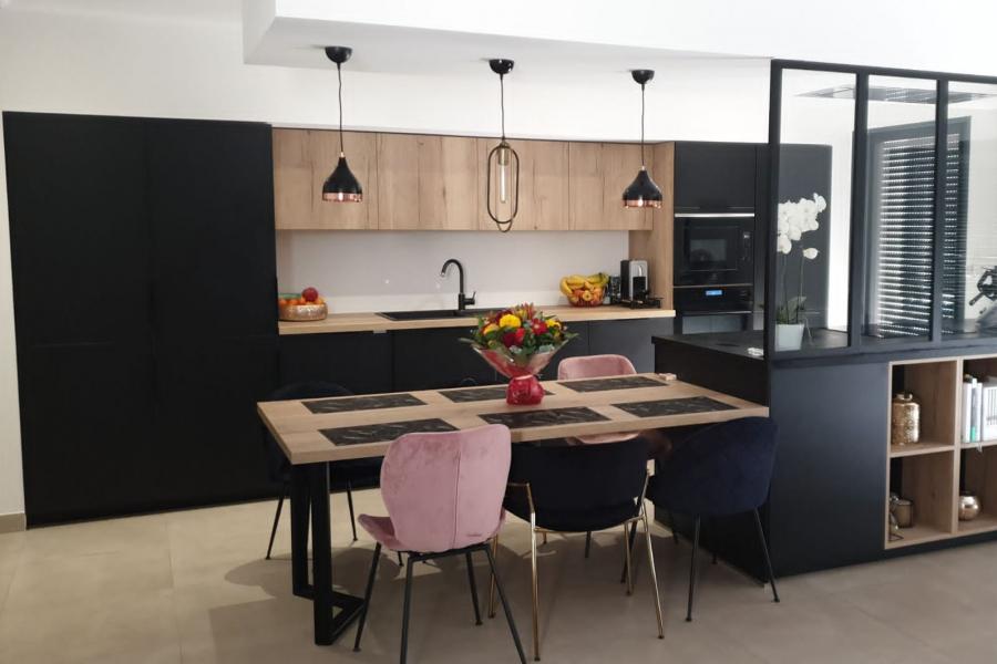 Cuisine noire et bois avec verrière, une cuisine réalisée par SoCoo'c Montpellier Lattes