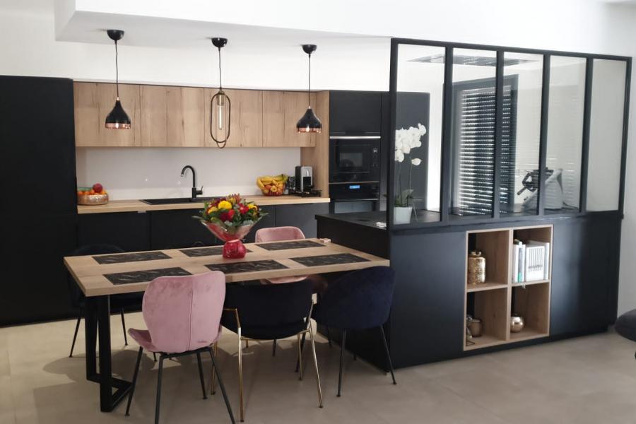 Cuisine noire et bois avec verrière, une cuisine réalisée par SoCoo'c Montpellier Lattes