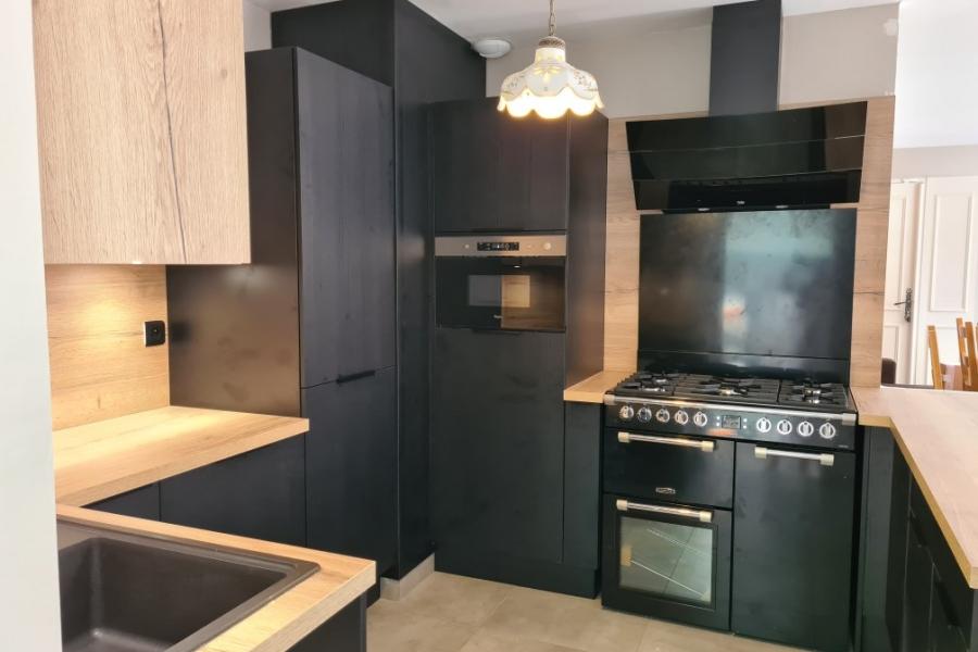 La cuisine noire et bois de Mr M , une cuisine réalisée par SoCoo'c Vitrolles