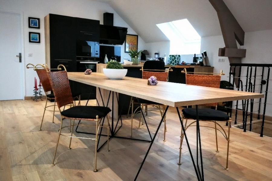 Cuisine noire et bois avec coin repas, une cuisine réalisée par SoCoo'c Saint-Lo