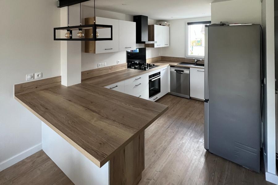 La cuisine blanche et bois de Maxence, une cuisine réalisée par SoCoo'c Montévrain
