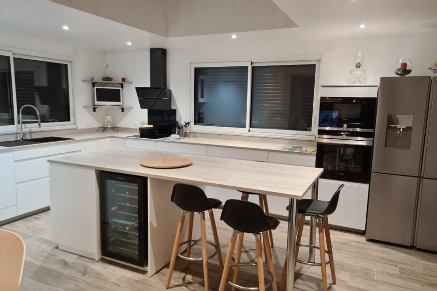 Cuisine blanche et bois style scandinave, une cuisine réalisée par SoCoo'c Pornic