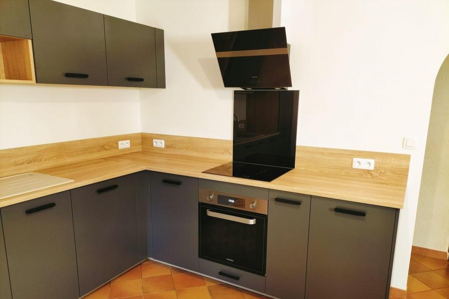 Cuisine grise foncée et bois, une cuisine réalisée par SoCoo'c Sens