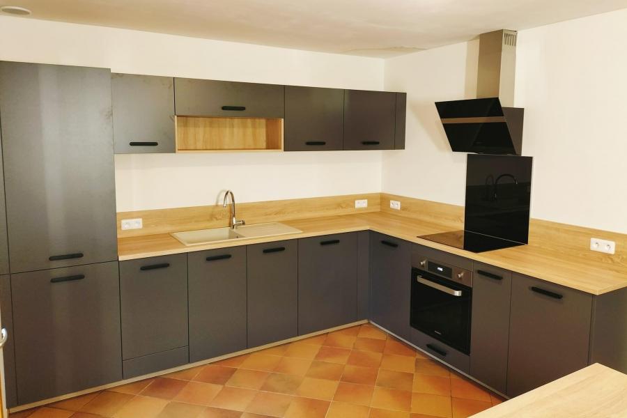Cuisine grise foncée et bois, une cuisine réalisée par SoCoo'c Sens