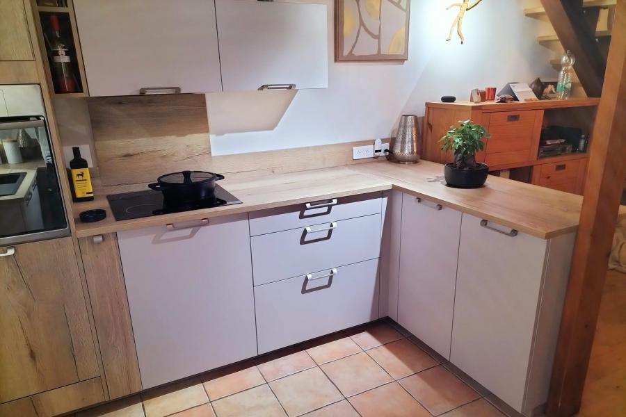 Cuisine blanche et bois en L, une cuisine réalisée par SoCoo'c Sens