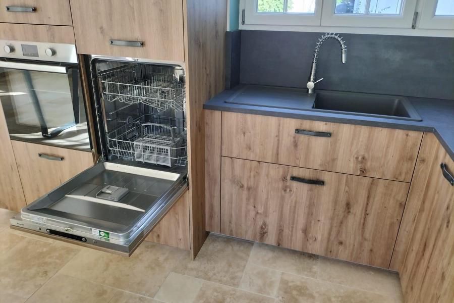 Cuisine bois et effet béton gris foncé, une cuisine réalisée par SoCoo'c Sens