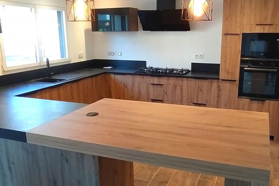 Cuisine bois et noire de Mr et Mme L-T., une cuisine réalisée par SoCoo'c Lorient