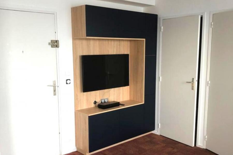 Petite cuisine bleue et bois pour appartement, une cuisine réalisée par SoCoo'c Vannes
