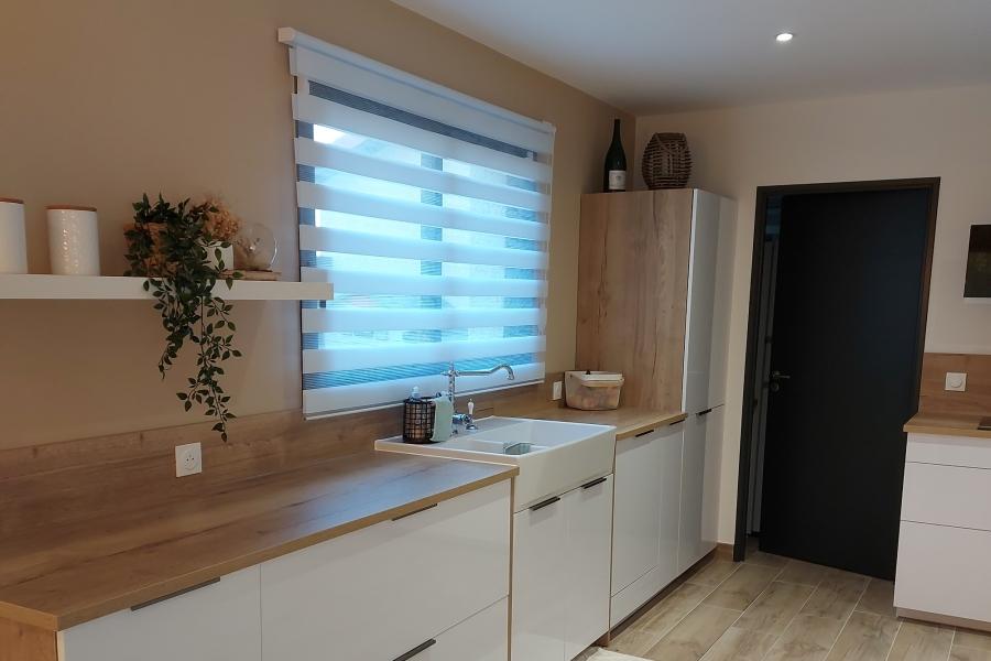 Cuisine blanche et bois , une cuisine réalisée par SoCoo'c Villefranche