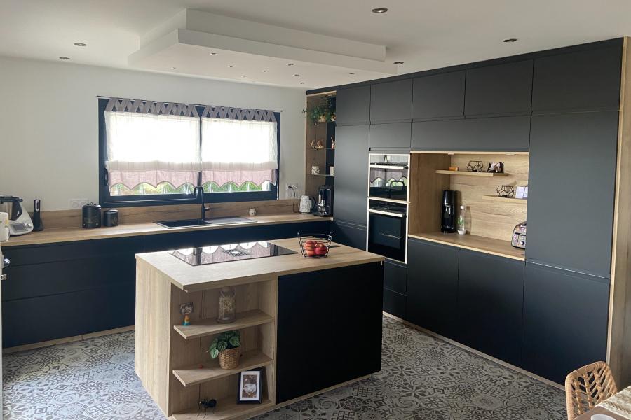 Une cuisine noire et bois sans poignée, une cuisine réalisée par SoCoo'c Avranches