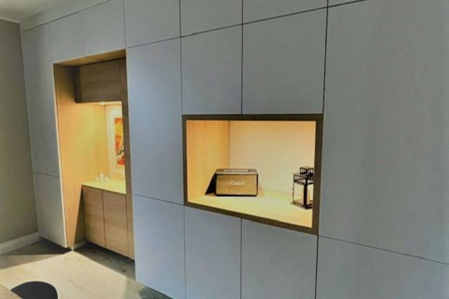 Mur de rangement blanc et bois sur mesure , une cuisine réalisée par SoCoo'c Agen