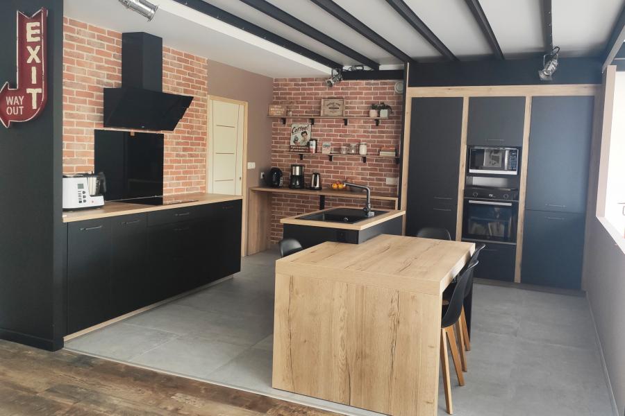 Cuisine noire et bois industrielle, une cuisine réalisée par SoCoo'c La Roche sur Yon