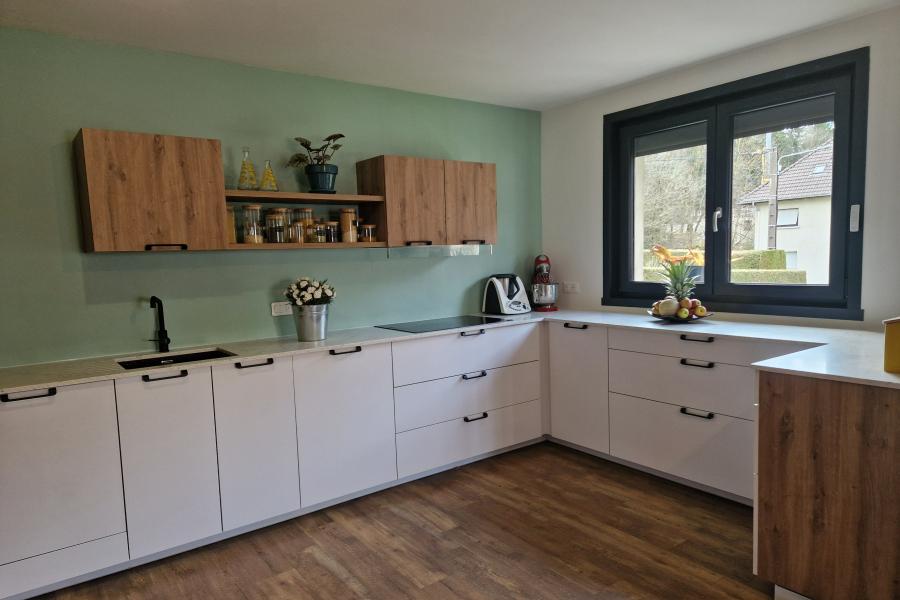 La cuisine blanche et bois  de la famille VD, une cuisine réalisée par SoCoo'c Pontarlier