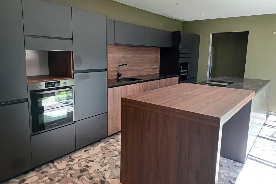 Cuisine noire et bois, une cuisine réalisée par SoCoo'c La Roche sur Yon